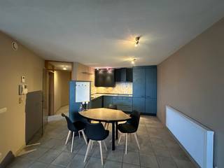 Cet agréable appartement à Ostende offre un salon spacieux et lumineux avec cuisine ouverte, où les grandes fenêtres apportent une lumière...