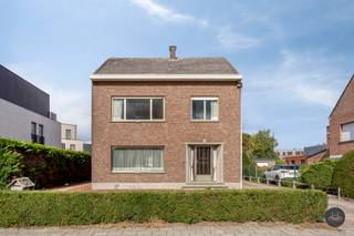 Bent u op zoek naar een ruime woning met veel potentieel en uitbreidingsmogelijkheden? Dan is dit pand precies wat u zoekt! <br /><br />Enkele troeven:<br /><br />- Centrale toplocatie met vlotte bereikbaarheid<br />- 3 volwaardige slaapkamers<br />- Ruime zolder met vaste trap (mogelijk in te richten als extra slaapkamer, bureau of hobbyruimte)<br /><br /><br />Totale bewoonbare oppervlakte van 188 m²<br /><br />Indeling:<br /><br />GELIJKVLOERS:<br />- Lichtrijke woonkamer, keuken, eetkamer, gastentoilet en wasplaats<br />- Praktische kelder en berging<br />- Garage + oprit voor meerdere wagens<br />- Diepe tuin<br /><br />1STE VERDIEPING:<br />- 3 ruime slaapkamers<br />- Badkamer<br /><br />ZOLDER:<br />- Te renoveren zolder met vaste trap, ideaal om extra kamers of een hobbyruimte te creëren.<br /><br />Kan u niet wachten om deze woning te ontdekken? Plan dan snel uw bezoek in via 016792901 of kieran.dams@homixx.be<br /><br />Wenst u ook te weten hoeveel uw woning waard is? Contacteer ons dan vrijblijvend via 016792901 of kieran.dams@homixx.be