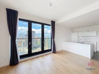 <p><strong>ETTERBEEK - In de Europese wijk, in de nabijheid van alle Europese instellingen, dicht bij openbaar vervoer en winkels, in het project "Belview", appartement met 2 slaapkamers van circa 106m² woonoppervlakte.</strong></p>
<p><span>Op de 21ste verdieping:</span></p>
<ul>
<li>
<p>Inkomhal met apart toilet en technische ruimte</p>
</li>
<li>
<p>Leefruimte van circa 37m² (5,7 x 7) met toegang tot een terras van circa 8,5m² met uitzicht over de hele Europese wijk</p>
</li>
<li>
<p>Volledig uitgeruste open keuken (oven, kookplaten, afzuigkap, koelkast/vriezer, vaatwasser)</p>
</li>
<li>
<p>Nachthal met apart toilet</p>
</li>
<li>
<p>Slaapkamer van circa 10m² (2,75 x 3,65)</p>
</li>
<li>
<p>Slaapkamer van circa 14,5m² (4,3 x 3,36) met aangrenzende badkamer (bad, dubbele wastafel)</p>
</li>
<li>
<p>Doucheruimte (douche, wastafel)</p>
</li>
</ul>
<p>Kelder</p>
<p>Lasten van 200€/maand (=Forfait van 110€ voor de gemeenschappelijke delen en een voorschot van 90€ voor warm water en verwarming !!) Eenmalige verhuiskosten van 50€ ! <br />Verzekering afstand van verhaal: 130€/jaar</p>