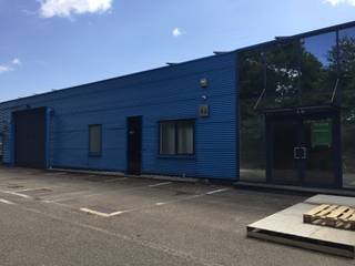 - magazijnruimte 240m²<br />- moderne kantoorruimte<br />- nabij oprit/afrit E313<br />- voldoende parking<br />- automatische sectionale poort (4 m hoog)<br />- veel natuurlijke lichtinval door de grote glaspartijen