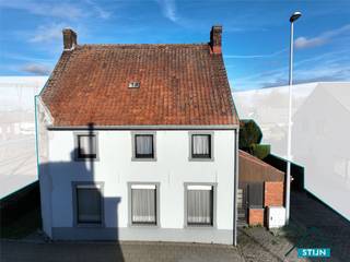 Langs de hoofdstraat van Veldegem vinden we deze charmante, te renoveren woning boordevol mogelijkheden. Dankzij de centrale ligging geniet je...