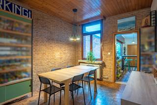 Op zoek naar een instapklare woning met een gezellige tuin, veel licht en een dubbele garage? Dan is deze woning precies wat je zoekt!Hoewel ze...