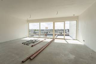 Residentie Ace is gelegen in het bruisende centrum van Wenduine, op een steenworp afstand van winkels, openbaar vervoer, tennis & minigolf en slechts 400 meter van het strand van Wenduine. Het project omvat 6 royale appartementen met een bewoonbare oppervlakte van 107 – 137 m2 en met prachtige terrassen. Hier heb je de keuze uit 2 - en 3 slaapkamerappartementen. Momenteel kan je hier nog genieten van het tijdelijk verlaagde BTW-tarief van 6%!
Uniek aan het project is niet alleen de doordachte architectuur, maar ook de nadruk op kwaliteit en duurzaamheid. Het streven naar alle nodige comfort gaat hand in hand met hoogwaardige afwerkingen en grote raampartijen die zorgen voor een lichtrijk gevoel, het hele jaar door. Deze energiezuinige bouw is niet alleen ecologisch verantwoord, maar ook duurzaam, met E-peilen lager dan E40. Zo opteert men bijvoorbeeld voor vloerverwarming gekoppeld aan geothermie, waardoor je geniet van een aangenaam en efficiënt woonklimaat. Tevens is er de mogelijkheid tot aanschaffen van een individuele berging en/of autostaanplaats.
Wens je meer informatie over Ace in het centrum van Wenduine? Contacteer ons via 050 70 81 74 of hello@keyimmo.be.