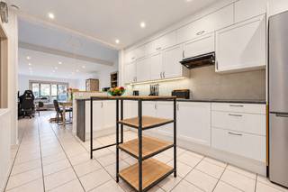 Deze woning gelegen in de Verbindingsstraat in Hamme is dé perfecte starterswoning! De woning is instapklaar, heeft een fijne tuin en een extra zijdelingse ingang wat het transporteren van huisvuil, fietsen e.d. faciliteert. Er werd net een<strong> volledig nieuw dak </strong>geplaatst, met zonnepanelen. Ook is er doorheen de volledige woning zeer degelijke dubbele beglazing aanwezig. De indeling is logisch opgebouwd met een aparte was-en bergruimte bij het binnenkomen in de woning. Een badkamer op de gelijkvloerse verdieping met ligbad, badmeubel en toilet. Een semi open keuken met daarop aansluitend een mooie leefruimte met ruim plaats voor een eettafel en een uitgebreid salon. Op de eerste verdieping hebben we twee ruime slaapkamers, nog een verdieping hoger een geisoleerde zolderverdieping, ideaal als extra opbergruimte. Er wordt verwarmd met centrale verwarming op aardgas. Bovendien zijn er <strong>zonnepanelen </strong>aanwezig. <br /><u>Verplichte vermeldingen:</u><br />Elektrische keuring: <strong>conform</strong> volgens het AREI.<br /><strong>EPC label B</strong>, 197 kWh (m2 jaar) (GEEN renovatieplicht), 98m2 bruto bewoonbare oppervlakte volgens het EPC. <br />Stedenbouw: in aanvraag ; woongebied, geen verkavelingsvergunning, geen rechtelijke herstelmaatregel of bestuurlijke maatregel, geen overstromingsgevoeligheid: P- score: A, G- score: A. <strong>Asbestveilig</strong>.<br />Deze instapklare woning in zijn segment mag je niet missen! <strong>Schrijf je vandaag nog in voor een persoonlijke rondleiding! Dit kan via taghnee@ocvastgoed.be of via +32 475 42 89 58.</strong>