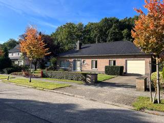 Laagbouw villa van ca 230 m2 met 3 slaapkamers nabij het centrum Brasschaat.In een rustige residentiële straat, De Heuvels, treffen we deze laagbouw...