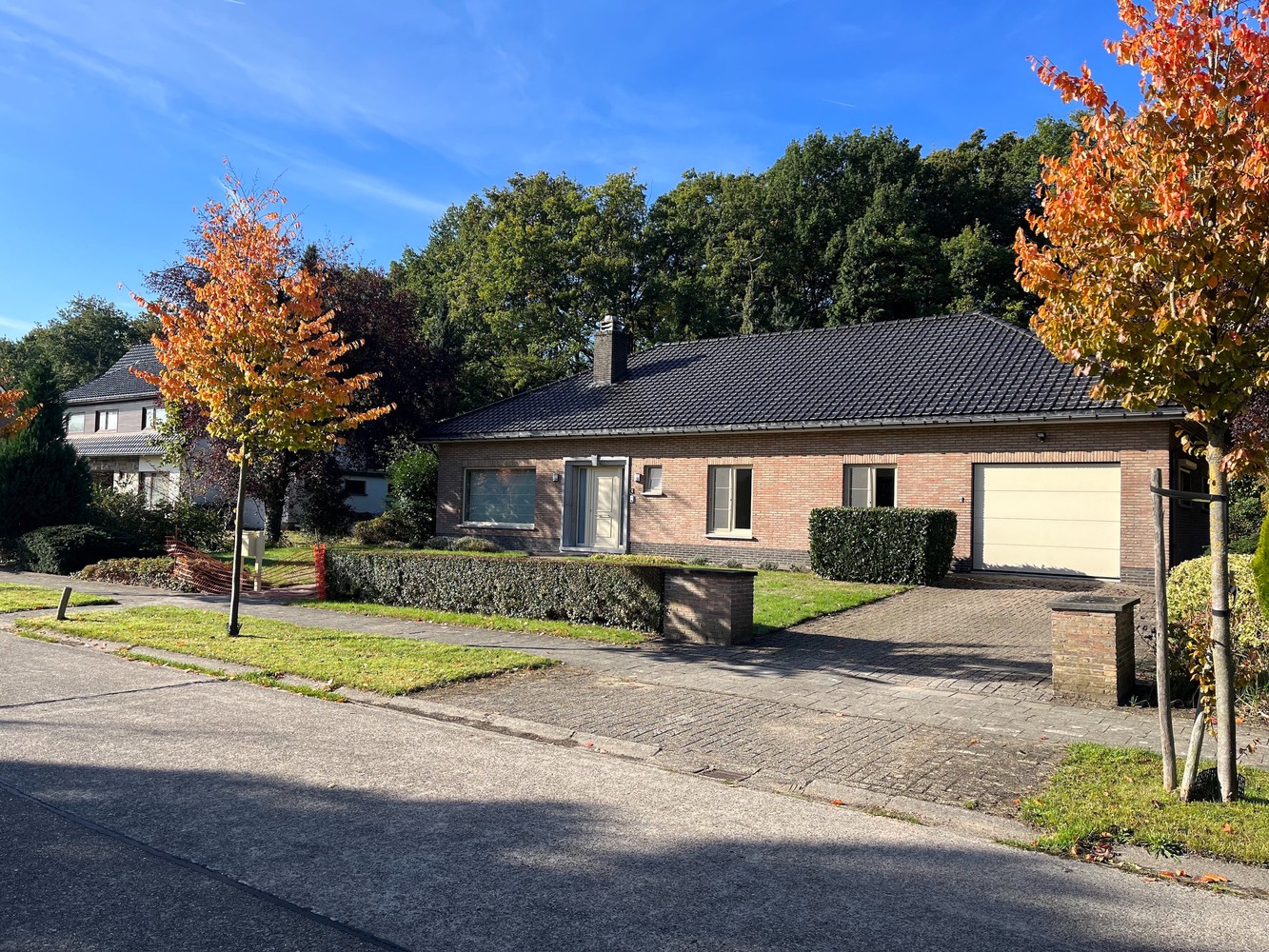 Laagbouw villa van ca 230 m2 met 3 slaapkamers nabij het centrum van Brasschaat. - foto 2