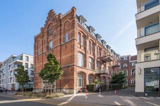Waar historie en hedendaags wooncomfort elkaar ontmoeten.<br />In het hart van de Gentse binnenstad, op de bijzondere site van het voormalige Sint-Amanduscollege, bevindt zich dit stijlvol en verzorgd appartement. De historische omgeving werd met respect voor het verleden herontwikkeld tot een exclusief woonproject waar rust, comfort en een uitzonderlijke centrumligging perfect samengaan.<br /><br />Het appartement bevindt zich op de derde verdieping en is comfortabel bereikbaar met de lift.<br />Via de inkomhal met vestiaire en afzonderlijk gastentoilet komt u binnen in de gezellige leefruimte. De combinatie van de warme parketvloer, de eet- en zithoek en de kwalitatieve afwerking zorgt meteen voor een aangename sfeer.<br />De volledig ingerichte keuken is voorzien van Miele-toestellen, waaronder een keramische kookplaat, combi-oven, vaatwasser en koelkast. Ook een gecombineerde wasmachine/droogkast is aanwezig.<br />De slaapkamer sluit aan op een moderne badkamer met inloopdouche en wastafel. Dankzij de verschillende ingemaakte kasten is er bovendien bijzonder veel praktische opbergruimte.<br /><br />Een absolute troef in het centrum van Gent is de privatieve ondergrondse parkeerplaats. Aan te kopen voor 50.000 euro. De parkeergarage is bereikbaar via een autolift, waardoor u midden in de stad beschikt over uw eigen veilige parkeerplaats. Ook voor de fiets is een geregistreerde fietsenstaanplaats voorzien.<br />Bewoners kunnen bovendien genieten van de prachtige gemeenschappelijke binnentuin: een rustige, groene plek waar u even aan de drukte van de stad ontsnapt.<br />De ligging is zonder meer uitstekend. Winkels, horeca, scholen en openbaar vervoer bevinden zich in de onmiddellijke omgeving, terwijl het historische centrum, de Korenmarkt, Veldstraat en tal van andere Gentse trekpleisters eenvoudig te voet bereikbaar zijn.<br />EPC 139 kWh/m² jaar – label B, Elektriciteit conform, Geen asbest, Syndickosten ca. € 115/maand, Momenteel verhuurd aan € 950/maand.<br />Meer info en bezichtiging Lieve 0468/20.30.59 of LS@entree.be