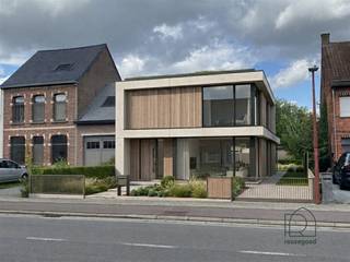 <h3><span>Groot pand met leuke tuin met enorm veel potentieel in het centrum van Berlaar-Heikant</span></h3><h3><span> </span></h3><p><span>Op zoek naar een eigendom met mogelijkheden? Dit pand in het </span><span>centrum van Berlaar-Heikant</span><span>, vlak bij de school en op wandelafstand van tal van voorzieningen, biedt heel wat kansen voor wie verder durft te kijken dan de huidige staat.</span></p><p><span>De woning is </span><span>grondig te renoveren of af te breken</span><span>. Oorspronkelijk was hier een fietsenmaker gevestigd, waardoor het pand jarenlang een combinatie vormde van </span><span>wonen en een zelfstandige activiteit</span><span>. Achteraan bevinden zich bovendien verschillende, inmiddels verouderde bijgebouwen.</span></p><p><span>De </span><span>ruime en veelzijdige grond</span><span> biedt verschillende mogelijkheden:</span></p><p><span>1. Renoveren en wonen</span><span><br />Wie op zoek is naar een woning met karakter en potentieel, kan het bestaande pand grondig renoveren en er zijn eigen woning van maken. Voldoende ruimte hiervoor en de grote tuin krijg je erbij! Een zelfstandige activiteit aan huis behoort hierbij mogelijk eveneens tot een mogelijkheid.</span></p><p><span>2. Afbreken en nieuwbouw</span><span><br />De huidige bebouwing kan ook plaatsmaken voor een </span><span>nieuwe woning</span><span>, eventueel gecombineerd met een zelfstandige activiteit. Zo creëer je een nieuwbouwproject volledig volgens je eigen wensen en behoeften. Perfect om een bv. een pilatesstudio te combineren met een woning, een dokterspraktijk,... Kortom, voldoende mogelijkheden. Of voor gewoon een je eigen grote woning in het centrum van Berlaar-Heikant te creëren met een grote tuin!</span></p><p><span>3. Interessante investeringsmogelijkheid</span><span><br />Ook voor investeerders is dit een interessante opportuniteit. Voor het perceel werd in het verleden </span><span>reeds een vergunning afgeleverd voor de bouw van een kleine meergezinswoning met twee wooneenheden</span><span>. De plannen hiervan zijn terug te vinden op onze website.</span></p><p><span>Kortom: </span><span>een centraal gelegen eigendom met veel potentieel en verschillende mogelijkheden</span><span>, zowel voor eigen gebruik als voor wie een nieuwbouw- of investeringsproject zoekt.</span></p><p><span>Benieuwd naar de mogelijkheden voor dit perceel? </span><span>Kom gerust eens langs tijdens een bezoek</span><span> en ontdek ter plaatse wat hier allemaal mogelijk is.</span></p><p><span>Voor meer informatie of een bezoek contacteer </span><span>Reuzegoed op</span><span> <span>welkom@reuzegoed.be</span></span><span> of op 0470 11 56 80</span></p>