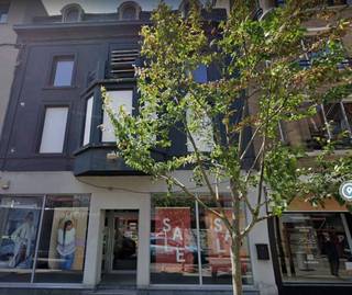 Ruim handelspand met een opp. van 370 m² + verdiepingen en een gevelbreedte van 9 meter te huur, gelegen in het centrum van La Louvière...