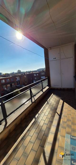 Goed gelegen appartement van ca. 87m²(volgens EPC) met veel lichtinval op de 3de verdieping in een gebouw van 4 hoog met 2 slaapkamers en...