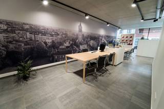 Prachtig gelijkvloers handelspand op drukke ligging te huur in Mol-centrum: * Indeling: handelsruimte, bureel/vergaderzaal, opslag, apart toilet,...