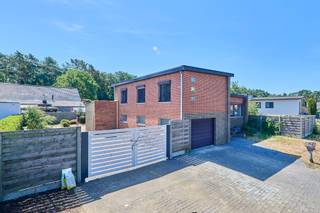 Ideale starterswoning met potentieel op een mooi perceel in Tessenderlo-Ham!
Op De Warande 90 vind je deze verrassende woning met 144 m² bewoonbare oppervlakte op een mooi perceel van 775 m².
De woning beschikt over 2 slaapkamers, een recent vernieuwde keuken en badkamer, elektrische rolluiken en een inpandige garage.
Met haar open leefruimte en fijne tuin biedt deze woning heel wat mogelijkheden om er helemaal je eigen thuis van te maken.
Bouwjaar: 1963 | Perceel: 775 m² | Bewoonbare oppervlakte: 144 m² | 2 slaapkamers