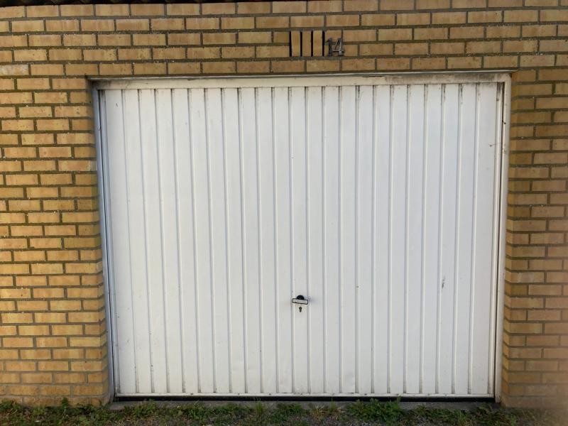 Ruime garagebox van 47m² met afgesloten kantelpoort in centrum Oostende.
