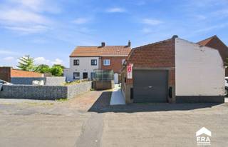 <strong>Rustig gelegen woning met 3 slaapkamers, garage en tuin in Vlamertinge</strong><p>Op een rustige en aangename locatie in Vlamertinge bevindt zich deze ruime woning met 3 slaapkamers, garage, oprit en tuin.</p><p>Op de <strong>gelijkvloerse verdieping</strong> wordt u verwelkomd in een uiterst ruime inkomhal. Aansluitend bevindt zich de woonkamer met een gezellige <strong>eet- en zithoek</strong>. De woonkamer geeft toegang tot de basis uitgeruste keuken, die beschikt over <strong>twee handige voorraadbergingen</strong>.</p><p>Verder is er een badkamer voorzien van een douche en aansluiting voor een wasmachine, evenals een apart toilet. Buiten bevindt zich nog een extra bergplaats.</p><p>De <strong>eerste verdieping</strong> omvat <strong>drie volwaardige slaapkamers</strong>. Via een vaste trap bereikt u de <strong>geïsoleerde zolderverdieping</strong>, die heel wat mogelijkheden biedt en kan worden omgevormd tot een <strong>extra slaapkamer</strong> of polyvalente ruimte.</p><p>Ook buiten heeft deze woning heel wat te bieden. U geniet van een <strong>aangename tuin</strong>, aangevuld met een <strong>garage en oprit</strong>, waardoor parkeren op eigen terrein mogelijk is.</p><p><br /></p><p>Een ruime en praktische woning met tal van mogelijkheden, ideaal voor wie op zoek is naar een rustige woonomgeving met potentieel.</p>
