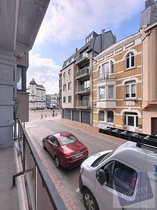 In de Onze-Lieve-Vrouwstraat, op wandelafstand van het strand, de zeedijk en het bruisende centrum van Blankenberge, bevindt zich deze charmante en instapklare studio. Dankzij de centrale ligging vormt dit pand een ideale uitvalsbasis aan de Belgische kust.<br /><br />De studio beschikt over een lichtrijke leefruimte met grote raampartijen, die zorgen voor een aangename sfeer en een ruimtelijk gevoel. De praktisch ingerichte kitchenette sluit hier mooi op aan en biedt het nodige comfort voor dagelijks gebruik.<br /><br />Vanuit de leefruimte heeft u toegang tot het balkon, waar u kunt genieten van de buitenlucht en de levendige omgeving. De afzonderlijke badkamer is uitgerust met een douche en toilet en beschikt bovendien over extra bergruimte.<br /><br />Met een EPC-label D biedt deze studio een interessante combinatie van comfort, functionaliteit en een gunstige ligging.<br /><br />Of u nu op zoek bent naar een tweede verblijf aan zee, een investeringsmogelijkheid of een compacte woonst op een centrale locatie: deze studio heeft heel wat te bieden.<br />Interesse? Contacteer Meyers Vastgoed voor meer informatie of een bezoek ter plaatse en ontdek zelf de troeven van deze studio.