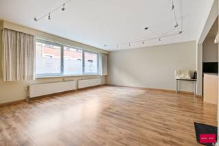 Op zoek naar comfortabel wonen op één niveau? Dit verzorgd en instapklaar gelijkvloers appartement biedt alles wat je nodig hebt: een inkomhal...