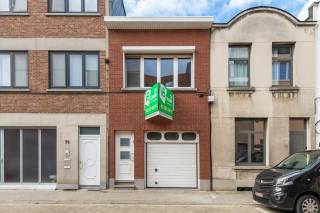 Bent u op zoek naar een woning met veel karakter en renovatiepotentieel in een rustige en aangename buurt? Dan is deze gesloten bebouwing te Deurne zeker een interessante opportuniteit. <br /><br />De woning ligt vlakbij lokale scholen, winkels en parken, met een goede verbinding naar het centrum van Antwerpen en openbaar vervoer in de buurt, wat het ideaal maakt voor zowel gezinnen als mensen die vlot willen pendelen.<br /><br />Op het gelijkvloers vinden we een ruime leefruimte met aparte eetkamer, een keuken en een apart toilet. Verder bevindt zich nog een inpandige garage en een veranda die uitkijkt op de ruime tuin.<br />De eerste verdieping biedt twee volwaardige slaapkamers.<br /><br />Verder beschikt de woning over een kelder en een tuinhuis, wat extra opslag- en gebruiksmogelijkheden creëert. De ruime tuin biedt tal van mogelijkheden om een groene oase te creëren, volledig naar eigen wens in te richten en te benutten.<br /><br />Pluspunten: <br />+ Inpandige garage <br />+ Ruime tuin met tuinhuis <br />+ Uitbreidingsmogelijkheden<br />+ Kelder aanwezig <br />+ Centrale, rustige ligging dichtbij voorzieningen en openbaar vervoer <br />+ Veel renovatiepotentieel om de woning volledig naar eigen stijl te brengen<br /><br />Interesse? Neem contact met ons op via 03 337 50 70 of info@vbvastgoed.be.