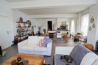 <p>Dit appartement is gelegen in een zeer rustige straat maar toch nabij het centrum van Buggenhout. Het appartement maakt deel uit van een gebouw met slechts 2 appartementen. <br />De indeling is als volgt: inkomhal, grote woonkamer met open keuken, apart toilet, gang die leidt naar de berging, badkamer en 3 slaapkamers waarvan 1 voorzien van een dressing. Daarnaast is het appartement voorzien van een gezellig terras, een garage, afzonderlijke fietsenstalling en apart tuintje.<br />Referentie: 5669</p>