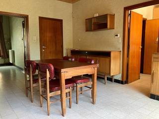 Te koop: ideaal gelegen gezinswoning met 7 slaapkamers te Sint-Kruis<br /> kadaster afd 19/sectie D/13/K/2, bouwjaar 1960, perceel van 342 m².<br />contactadres: diederik@colenbier.be of telefonisch: 0475/71.28.78<br />Mobiscore 9: Rustige fietsstraat op wandelafstand van drie warenhuizen (Lidl, Aldi, Delhaize), op max. 10 minuten fietsen van vijf scholen (De Tandem, Mozaïek, MIA, SASK en OLVA), Interbad en Veltembos, sportcentrum Julien Saelens en Colruyt, Sint-Kruis- Centrum, Male en Albert Hein en Brugge. <br />Rijwoning met oprit en voortuintje. Grondopp : +/- 340m² met grote zuidgerichte tuin van +/- 175 m².<br />Gevelbreedte 7 m? Circa 220 m² bewoonbare opp. Dubbele beglazing, acajouhouten ramen. EPC-waarde D.<br />Centrale verwarming en warm water op aardgas met radiatoren per ruimte op gelijkvloers en 1ste verdieping.<br />Stadswater, regenwater en putwater : <br />Gelijkvloers: garage 17 m², gang met kelder, lichtrijke zuid gerichte living 28 m² met ingebouwde haardcassette; voorplaats 10 m² die een extra deur naar de gang heeft, bv. bruikbaar als bureel of praktijkruimte; keuken 12 m² die grenst aan badkamer/wasplaats 6 m² en apart toilet.. Ramen met rolluiken.<br />Eerste verdieping bereikbaar door rechte trap: vier ruime (slaap)kamers van 10 à 13 m² rond een centrale nachthal 5 m² met toilet. Twee kamers hebben een lavabo . Ramen met rolluiken . 1 kamer gemakkelijk om te bouwen tot extra badkamer.<br />Tweede verdieping bereikbaar door houten draaitrap: drie (slaap)kamers (10, 13 en 18 m² met standvensters; sanitaire ruimte 3 m² (picine en lavabo ) met dakraam, nachthal 5 m². <br />Zolder 15 m² met inklapbare zoldertrap.<br />Buiten: zuidgerichte tuin van 7 m breed en 25 m diep. Ruim berghok 10 m² grenzend aan woning, koer 3x4 m ; grondwaterput en hemelwaterput.<br />Extra troef: ruime werkplaats of hobby ruimte 33 m² achteraan in de tuin<br />Via dubbele deur kom je in een extra garage 24.4 m², die uitgeeft op een perceel van 8 garagaboxen met doorgang via oprit appartement Salvador naar de Maalse Steenweg.