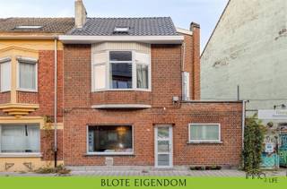 ZELF NIET ONMIDDELLIJK BEWOONBAAR: INVESTERING IN VASTGOED IN BLOTE EIGENDOM!MEER INFO: https://www.immo2life.be/nl/te-koop-op-lijfrente?view=detail&amp;id=1167 De prijs van de blote eigendom bedraagt 159.000 EURO, er moet géén maandelijkse rente betaald worden door de koper. Na 15 jaar betalen de bewoners (M 76 jaar en V 66 jaar) een vooraf overeengekomen huurprijs aan de koper. U zal NOOIT de huidige geschatte waarde van 275.000 EURO betalen. Bovendien blijft de betaling van de onroerende voorheffing ten laste van de bewoners zolang zij het goed gratis bewonen. Deze aankoop is ook perfect mogelijk via een vennootschap.Deze charmante halfopen bebouwing met 3 ruime slaapkamers bevindt zich in een rustige straat op slechts 1,5 km van het historische centrum van Gent. De woning biedt niet enkel comfort en ruimte, maar ook een uitstekende bereikbaarheid (mobiscore 9,4/10) dankzij de nabijheid van primaire invalswegen (N70, R40, E40, E17) en het openbaar vervoer (bushalte 300 m en station Gent-Dampoort 600 m). De ligging combineert de rust van een aangename woonwijk met de voordelen van het stadsleven binnen handbereik.De woning verkeert bouwfysisch in prima staat en werd door de jaren heen goed onderhouden door de huidige bewoners die er zo lang mogelijk wensen te blijven wonen. Zo onderging deze woning recentelijk volgende renovaties: vernieuwd en geïsoleerd zadeldak en plat dak (2020), volledig afgewerkte zolderkamer, nieuwe (dak)ramen (2022) en voordeur (2023), vernieuwde elektriciteit, leidingen en badkamer.De indeling is als volgt:Gelijkvloers: inkomhal, badkamer met douche, toilet en wastafel, praktische berging, woon- en eetkamer, keuken met dakkoepel, berging/wasruimte.1ste verdieping: nachthal, 2 ruime slaapkamers, waarvan 1 met een ingebouwde kast, en toegang tot een gezellig dakterras aan de straatzijde.Zolderverdieping: 3de ruime slaapkamer met extra berging of dressing.Aangezien het gaat om een aankoop in blote eigendom is de renovatieverplichting niet van toepassing.