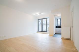 <p><span>Tel.: 0456 87 27 16 / E-mail: </span><span>juliana.t@weinvest.be</span></p>
<p><span>We Invest stelt u met plezier dit mooie appartement met 1 slaapkamer van ongeveer 60 m² voor, gelegen in Oudergem, in een </span><strong><span>zeer recent gebouw</span></strong><span>.</span></p>
<p><span>Het appartement bestaat uit een leefruimte, een keuken, een comfortabele slaapkamer en een doucheruimte. Daarnaast beschikt het over een </span><strong><span>aangenaam terras</span></strong><span>, ideaal om dagelijks van een buitenruimte te genieten.</span></p>
<p><span>Het appartement beschikt eveneens over een </span><strong><span>wasruimte</span></strong><span> en een </span><strong><span>apart toilet</span></strong><span>, gescheiden van de doucheruimte, wat zorgt voor extra comfort en functionaliteit.</span></p>
<p><span>De woning geniet van een bijzonder praktische ligging in Oudergem. De buurt biedt een vlotte toegang tot winkels en dagelijkse voorzieningen en beschikt over een uitstekende verbinding met het openbaar vervoer. Metrolijn 5, verschillende buslijnen en tram 25 zijn gemakkelijk bereikbaar.</span></p>
<p><span>Ook het </span><strong><span>Delta Ziekenhuis</span></strong><span> bevindt zich in de nabije omgeving, net als de belangrijkste verkeersassen, waaronder de E411 en de Ring, waardoor u zich gemakkelijk naar Brussel en de omliggende gemeenten kunt verplaatsen.</span></p>
<p><strong><span>Parking: €100 verplicht</span></strong><br /><strong><span>Lasten: €175</span></strong><br /><strong><span>Huurtermijn: minimum 3 jaar</span></strong><br /><strong><span>EPC: B</span></strong></p>
<p><strong><span>Te bezoeken zonder uitstel!</span></strong></p>
<p><span>Ontdek meer exclusieve panden op </span><span>www.weinvest.be</span></p>