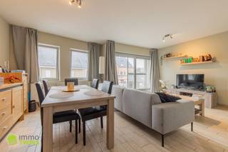 <p><span>Modern en rustig gelegen appartement te Lebbeke </span></p><p><span> </span></p><p><span>Dit appartement maakt deel uit van residentie </span><span>"'T Zwaantjen" </span><span>(lift aanwezig) dat</span><span> </span><span>gelegen is in de rustige omgeving van Lebbeke en bevindt zich nabij belangrijke invalswegen, openbaar vervoer, verschillende handelszaken, scholen en het centrum van Dendermonde. </span></p><p><span>Het appartement werd gebouwd in het jaar </span><span>2011 </span><span>en heeft een bruikbare vloeroppervlakte van</span><span> 75m². </span><span>De woning biedt een comfortabele leefruimte en is ideaal voor gezinnen die opzoek zijn naar een aangename woonomgeving. </span></p><p><span> </span></p><p><span>Als indeling:</span><span> </span><span>op de </span><span>eerste verdieping</span><span> bevindt zich een ruime inkomhal die toegang biedt tot de 2 slaapkamers, het apart toilet, de badkamer met ligbad en douche en de lichtrijke leefruimte. Aansluitend aan de leefruimte bevindt zich de uitgeruste open keuken en het gezellige, zuidoost-gerichte terras. </span></p><p><span> </span></p><p><span>Verder is er nog een verplicht aan te kopen garage (30.000,00 EUR) die de mogelijkheid biedt om uw wagen binnen te zetten en kan dienen als extra opslagruimte. </span></p><p><span> </span></p><p><span>De verwarming is voorzien via CV op aardgas met een condensatie ketel | elektriciteit volledig </span><span>CONFORM</span><span> volgens het </span><span>AREI </span><span>| ramen in alu met dubbel </span><span>HR-glas</span><span> |</span><span> </span><span>deze woning heeft een mooie energiewaarde van </span><span>137 kwh/m² </span><span>en een </span><span>LABEL B </span><span>waardoor u kan genieten van een laag energieverbruik en ook </span><span>GEEN renovatieplicht</span><span> hebt in deze woning | de woning is ook </span><span>asbestveilig </span><span>| maandelijkse algemene kost van </span><span>90 EUR</span></p><p><span> </span></p><p><span>Aankoop reeds mogelijk met 2 % registratierechten voor eigen bewoning of wie opzoek is naar een opbrengst eigendom met een netto huur </span><span>rendement van 4,2%. </span><span>(mogelijke huurwaarde van 800,00 euro per maand)</span></p><p><span> </span></p><p><span> </span></p><p><span>Voor meer info of een bezoek: </span><span><span>info@immotwins.be</span></span><span> - 052/55.55.55.</span></p>