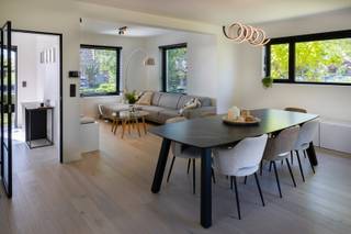 In www.roggeveld25.be (url kopiëren en plakken indien doorklikken niet lukt) in Kortrijk stellen we jou graag deze heel recent gerenoveerde woning voor.  De huidige eigenaars lieten de woning renoveren met het idee er heel lang te wonen. Maar de liefde voor een andere woning sloeg toe waardoor een verhuis op het programma staat. Maar dit is zeer goed nieuws voor jou!  Ontdek deze charmante woning met 4 slaap- en 2 badkamers, een mooie tuin, garage, ... En van gas is hier geen sprake meer! De woning wordt verwarmd (en gekoeld) met een warmtepomp met vloerverwarming, airco's, zonnepanelen, ...<br /><br />HOMERUN: Op zaterdag 20 juni ben je van harte welkom op de Homerun. Via www.roggeveld25.be kan je een afspraak inplannen. Eveneens via de website verneem je veel meer, zoals een uitgebreide omschrijving, foto's, 360° rondgang, documenten, …  <br /><br />KICK-OFF PRIJS: De vermelde prijs is een Kick-Off prijs waarop een eenmalig bod kan uitgebracht worden (zowel boven als onder de Kick-Off prijs). Dankzij het kwaliteitslabel van Henry Houser ben je zeker dat de biedingen correct verlopen zonder dat er een opbodspel gehouden wordt! Over de transparante procedure is alles te lezen op de website van de woning.  <br /><br />EXTRA BEZOEK: Mocht je op 20 juni niet vrij zijn, geef dan gerust een belletje om een afspraak in te plannen op een ander moment.  <br /><br />Groeten, Hendrik van Henry Houser<br /> 