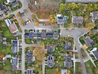 <strong>Rustig gelegen 1-slaapkamerappartement nabij station Gent-Sint-Pieters</strong><br /><br /><em>Voor bezoekaanvragen, mail naar info@carloeggermont.be</em><br /><br />Dit <strong>lichtrijke appartemen</strong>t ligt in een <strong>rustige buurt</strong> aan het <strong>Olympiadeplein</strong>, op wandelafstand van <strong>station Gent-Sint-Pieters</strong> en het <strong>recreatiegebied Blaarmeersen</strong>. Een <strong>strategische ligging </strong>op slechts <strong>5 minuten fietsen van het centrum van Gent</strong>, en in de nabijheid van verschillende <strong>hogescholen en universiteiten</strong>. Bovendien geniet je van een aangenaam <strong>uitzicht op groen.</strong><br /><br />Met een <strong>EPC-label B (102 kWh)</strong> staan <strong>duurzaamheid en energiezuinig wonen centraal</strong>. Elke unit is individueel<strong> aangesloten op zonnepanelen</strong>, wat bijdraagt aan<strong> lagere energiekosten</strong>. Daarnaast werden zowel de <strong>ramen als het dak reeds vernieuwd.</strong><br /><br />Het appartement bevindt zich op de <strong>eerste verdieping </strong>van een <strong>kleinschalige en rustig gelegen residentie</strong>. Dankzij de <strong>eenvoudige beheerstructuur </strong>blijven de<strong> gemeenschappelijke kosten beperkt</strong>. Met een <strong>bruto vloeroppervlakte van 48,6 m²</strong> beschikt het appartement over een inkomhal, een lichtrijke woonkamer, keuken, aparte slaapkamer, badkamer en een afzonderlijk toilet.<br /><br /><strong>Extra troef</strong> is de <strong>mogelijkheid</strong> tot aankoop van een <strong>garagebox</strong> met staanplaats of een <strong>berging</strong>.<br /><br /><strong>Een ideale opportuniteit voor ouders van studerende kinderen, investeerders of young professionals die op zoek zijn naar een slimme en duurzame investering!</strong><br /><em>(opmaak aandeel kosten opmeting en basisakte ten laste van de koper)</em>