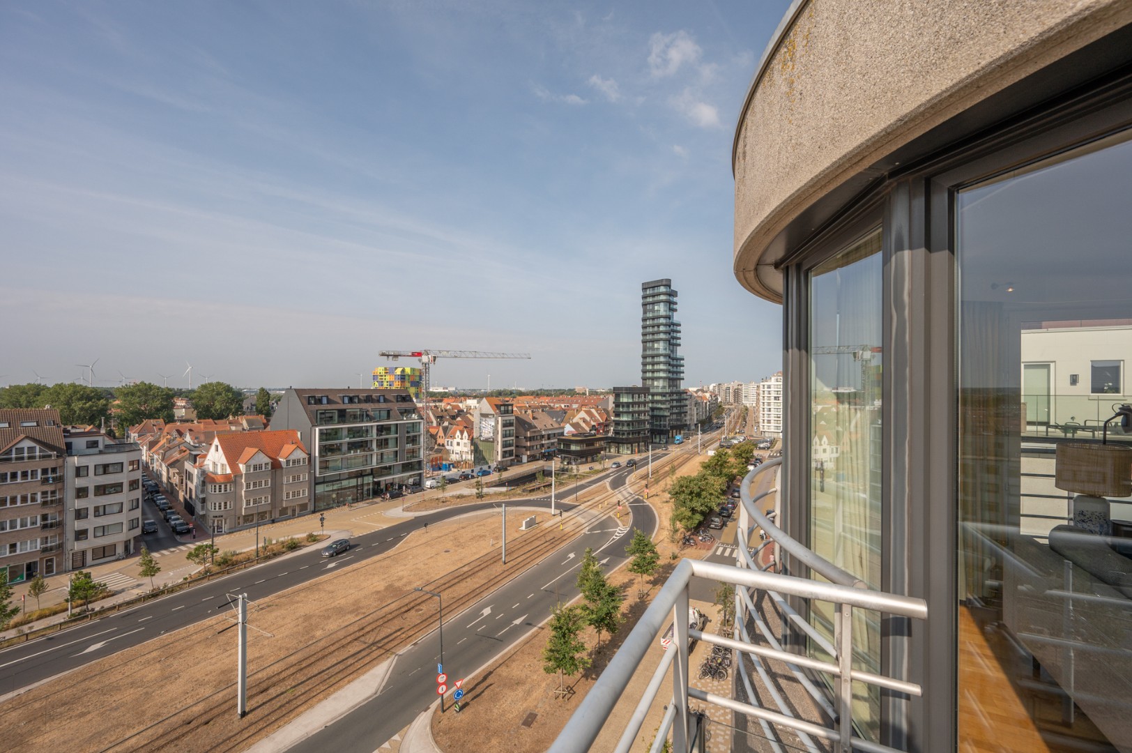 112m2 + terras. 2 slaapkamers - 2 badkamers. Extra ruimte boven (uitklaptrap)