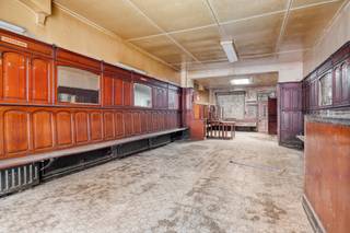 <p>Gebouw voor gemengd gebruik te koop in Groot-Bijgaarden met interessante mogelijkheden voor wie op zoek is naar een renovatieproject.</p><p> </p><p>Het gelijkvloers omvat een voormalig café (78,43m²). Daarnaast beschikt deze verdieping over een woonkamer (36,25m²), een keuken (16,29m²) en een achterbouw (39,75m²) die extra ruimte en mogelijkheden creëert.</p><p> </p><p>Op de bovenverdieping (95m²) bevinden zich nog 5 aparte ruimtes die polyvalent kunnen worden ingevuld als slaapkamers, bureauruimtes, hobbykamers of extra opslagruimte. De praktische indeling biedt tal van mogelijkheden om deze woning volledig naar eigen smaak en stijl te renoveren.</p><p> </p><p>Het gebouw dient volledig gerenoveerd te worden, maar beschikt over veel potentieel. Dankzij de ligging in Groot-Bijgaarden geniet je van een vlotte verbinding naar Brussel, winkels, openbaar vervoer en belangrijke invalswegen.</p><p> </p><p>Ben je op zoek naar een gebouw voor gemengd gebruik met renovatiepotentieel in Groot-Bijgaarden? Contacteer ons gerust voor bijkomende informatie.</p>