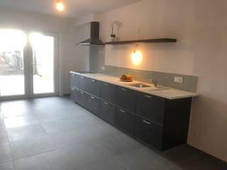 Mogelijkheid tot bijhuren van garagebox...Via de inkomhal met apart toilet, betreden we de lichtrijke leefruimte met open keuken, die zicht geeft op...