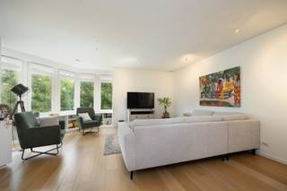 <p>Dit instapklare appartement op de eerste verdieping combineert ruimte, comfort en een hoogwaardige afwerking. <br />Via de inkomhal met vestiairekast bereikt u de lichtrijke leefruimte 30 m² op parket, voorzien van een stijlvolle boekenkast met geïntegreerde verlichting. <br />Aansluitend bevindt zich de volledig geïnstalleerde open keuken 15 m² met kwalitatieve Miele-toestellen en een composieten werkblad. <br />Vanuit de keuken heeft u via een schuifraam met vliegenraam toegang tot het overdekte terras.<br /><br />De nachthal geeft toegang tot een apart gastentoilet en de slaapvertrekken. <br />De ruime masterbedroom 30 m² beschikt over een dressing met maatwerkkasten en een ensuite badkamer met dubbele lavabo, inloopdouche, toilet en handdoekdroger. <br />De tweede slaapkamer 18 m² heeft eveneens een eigen douchekamer met lavabo.<br /><br />Verder beschikt het appartement over een praktische berging 5 m² met maatwerkkasten en aansluitingen voor wasmachine en droogkast, evenals een privatieve berging 7 m². Bij het appartement horen bovendien twee open autostaanplaatsen.<br /><br />BIJZONDERHEDEN<br />Vaste kosten 200 euro/maand.<br />Lift, vloerverwarming, CV op gas, Vaillant ketel, alarm, airco, rails voor kunst op te hangen, veiligheidsdeur.</p>