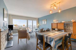 Vous recherchez un endroit confortable sur la côte belge ? Cet appartement résidentiel avec deux chambres spacieuses à Koksijde offre une excellente opportunité pour ceux qui veulent profiter de la paix et de la nature. Grâce à son emplacement agréable à proximité des dunes et à quelques minutes de marche de la plage et du centre commercial, vous y vivrez le sentiment de vacances ultime.Ce bien immobilier est idéal non seulement pour une occupation privée, mais également pour des locations de vacances. Actuellement déjà disponible sur le marché locatif auprès d'une clientèle permanente. Possibilité d'acheter un garage sous le bâtiment. Composition : salon, cuisine, deux chambres, salle de bain avec baignoire, toilettes séparées, terrasse, rangement.Intéressé ? Veuillez contacter rapidement Ron Verhaeghe à l'adresse ron.verhaeghe@dewaele.com ou au 0470 85 29 80.