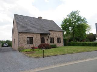 Deze verzorgde gezinswoning is gelegen in een rustige en groene omgeving op ca. 2 km van de dorpskern.De woning is gelegen op een perceel van 10a, de...