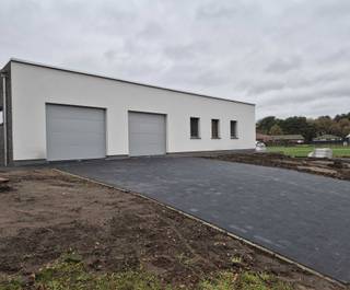 De buitenzijde is modern afgewerkt met deels donkere breuksteen en de voorgevel in crépie. De volledige woning is goed geïsoleerd, de buitendeuren...