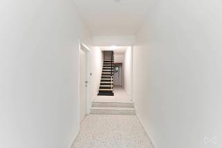 <p><span>Het gebouw werd recent volledig gerenoveerd en bestaat uit een ruime garage op het gelijkvloers en twee instapklare appartementen op de eerste en tweede verdieping. Elk appartement beschikt over een bewoonbare oppervlakte van 63 m² en omvat een lichtrijke leefruimte, een volledig ingerichte keuken, twee volwaardige slaapkamers, een badkamer en een aangenaam terras.<br /><br /></span><span>Voor investeerders is de ligging een absolute meerwaarde. De rustige, doodlopende straat geeft rechtstreeks uit op het Becker-Remyplein, waar elke woensdag een levendige buurtmarkt plaatsvindt. Op amper vijf minuten wandelen bereikt u het station van Leuven, een van de belangrijkste mobiliteitsknooppunten van Vlaanderen. Dankzij deze uitstekende bereikbaarheid, gecombineerd met de nabijheid van het stadscentrum, scholen, winkels en grote werkgevers zoals de KU Leuven en UZ Leuven, blijft de verhuurvraag in deze buurt bijzonder groot.<br /><br /></span><span>Ook de eigendomsstructuur vormt een belangrijke troef. Gebouwen met slechts twee appartementen zijn vandaag uiterst schaars op de Leuvense vastgoedmarkt. U geniet van alle voordelen van een appartementsgebouw, zonder de nadelen van een klassieke mede-eigendom: geen syndicus, geen maandelijkse gemeenschappelijke kosten, geen algemene vergaderingen en geen discussies met andere mede-eigenaars over investeringen of beheer. Dat resulteert in lagere kosten, een eenvoudiger beheer en een maximale controle over uw investering.<br /><br /></span><span>Dankzij de recente totaalrenovatie verkeert het gebouw bovendien in uitstekende staat, waardoor u de komende jaren geen grote investeringen hoeft te voorzien. De ruime garage op het gelijkvloers biedt extra verhuurmogelijkheden, bijkomende opslagruimte of een aantrekkelijke meerwaarde voor huurders.<br /><br /></span><span>Of u nu kiest voor een volledig verhuurde opbrengsteigendom of zelf één appartement wenst te bewonen en het andere verhuurt, dit gebouw combineert een uitstekende ligging, een beperkt beheer, een hoge verhuurbaarheid en een sterk langetermijnpotentieel. Een dergelijk kleinschalig investeringspand op wandelafstand van het station van Leuven komt slechts zelden op de markt.</span></p>