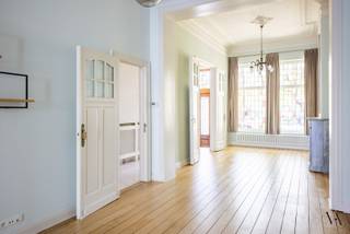 Deze karaktervolle herenwoning werd in 2017 grondig en hoogwaardig gerenoveerd, waarbij authenticiteit en hedendaags comfort mooi samenkomen. Met een bewoonbare oppervlakte van 276 m², verdeeld over vier verdiepingen, geniet je hier van ruimte, licht en een bijzonder aangename indeling.<br /><br />De doorlopende leefruimte verbindt een gezellig salon vooraan met een lichtrijke zithoek achteraan. De ruime keuken is kwalitatief afgewerkt en sluit via de veranda aan op het terras en de zonnige stadstuin met praktische achter uitgang voor fietsen.<br /><br />Op de eerste verdieping bevinden zich een ruime master bedroom en een tweede kamer (ideaal als bureau) met aansluitend een zonnig dakterras. Een volledig uitgeruste badkamer bevindt zich op de tussenverdieping.<br /><br />De tweede verdieping telt nog twee slaapkamers. De zolderverdieping biedt bijkomende ruimte, perfect als berging of extra kamers. De woning is deels onderkelderd.<br /><br />Gelegen op wandelafstand van het centrum, het station en alle voorzieningen, combineert deze woning een uitstekende bereikbaarheid met een rustige, residentiële omgeving.<br /><br />De woning is onmiddellijk beschikbaar en de huurprijs bedraagt € 2.450/maand.<br /><br />Contacteer ons voor meer info of een bezoek ter plaatse.