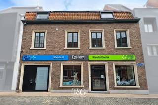 <p>Een handelsruimte combineren met comfortabel wonen op één locatie? Dit veelzijdige pand in de Vlamingenstraat te Wervik biedt een ruim handelsgelijkvloers van maar liefst 228 m² met daarboven een volwaardige gezinswoning met drie slaapkamers, terras en tuin.</p>
<p>Het handelsgedeelte werd in 2020 volledig vernieuwd en omvat een ruime winkelruimte met aansluitend een veelzijdig atelier, allen afgewerkt met kwalitatieve materialen. Dankzij de royale oppervlakte en praktische indeling leent het gelijkvloers zich bovendien voor tal van andere professionele activiteiten, zoals kantoorruimte, praktijk, dienstverlening of een combinatie van verschillende functies.</p>
<p>De bovenliggende woning is bereikbaar via een afzonderlijke inkom en beschikt over een ruime en gezellige woonkamer met een afgescheiden gedeelte dat perfect als bureau kan worden ingericht. Vanuit de leefruimte is er rechtstreekse aansluiting op het ruime leefterras, een mooie uitbreiding van de woonruimte tijdens de warmere maanden. De volledig uitgeruste keuken beschikt over de gebruikelijke toestellen en biedt alle comfort voor dagelijks gebruik.</p>
<p>Op de verdieping bevinden zich drie ruime slaapkamers (met maatkasten) en een stijlvol ingerichte badkamer met inloopdouche. Naast het ruime terras beschikt het pand ook over een tuin, waardoor hier verrassend veel buitenruimte aanwezig is.</p>
<p>Met maar liefst 43 zonnepanelen (14.520 Wp) en een thuisbatterij, inbegrepen in de verkoop, werd bovendien stevig geïnvesteerd in energiezuinigheid.</p>
<p>Een bijzonder veelzijdig eigendom voor wie wonen en werken comfortabel wil combineren, maar evengoed interessant voor wie op zoek is naar een ruim pand met verschillende gebruiksmogelijkheden.</p>