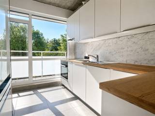 Ruim appartement met 3 slaapkamers en mogelijkheid tot parking nabij Middelheimpark! Je bereikt het appartement op de 1e verdieping via lift/trap. Je komt binnen in de inkomhal met ingebouwde vestiarekast. De ruime woonkamer op authentieke blokjesparket en de volledig geïnstalleerde keuken liggen vooraan het gebouw. Via de keuken kan je het terras bereiken waarop je een mooi groen uitzicht hebt. De badkamer bestaat uit een toilet, ligbad en dubbel lavabomeubel. Er is nog een aparte douchekamer met dubbele douche. Er zijn 3 slaapkamers van 17, 15 & 12 m². Verder beschik je nog over een aparte wasplaats, apart toilet en ingebouwde opbergkast. Er is een mogelijkheid tot bijhuren van 3 autostaanplaatsen. Het appartement is prima gelegen nabij de stad en verschillende invalswegen. Mobiscore 9,0/10.- NIET GEMEUBELD- EPC: 96 kWh/m² UC: 2881546-RES-1 - Maandelijkse kosten: 230,- euro bevatten: onderhoud gemeenschappelijke delen en provisie water en gas - Huurwaarborg: 4.200,- euro (3 maanden huur) - Beschikbaar: onmiddellijk - Type contract: Bepaalde duur (1 jaar) Abricasa staat voor een persoonlijke én actieve vastgoedbegeleiding van A tot Z! Bel ons voor een vrijblijvende afspraak op 03 259 04 04 of spring binnen op ons kantoor te Kasteelstraat 58 - 2000 Antwerpen!