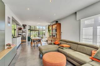 <p>Welkom in deze charmante en volledig gerenoveerde halfopen bebouwing, gelegen in de Sint-Hubertstraat, Petegem-aan-de-Leie. Dankzij de centrale ligging geniet u van een vlotte bereikbaarheid nabij het centrum van Deinze en Machelen (Zulte), met winkels, scholen, station en de E17 in de onmiddellijke omgeving.</p><p></p><p>De woning werd in 2015 grondig gerenoveerd met aandacht voor ruimte, licht en duurzame materialen. </p><p>Achteraan bevindt zich een stijlvolle architecturale aanbouw met grote glaspartijen. </p><p>De lichtrijke leefruimte van 58 m² met open volledig geïnstalleerde keuken zorgt voor een ruimtelijk gevoel en een directe connectie met de tuin. Extra bergruimte is voorzien via de kelder. In de inkomhal bevindt zich een gastentoilet.</p><p></p><p>Op de eerste verdieping zijn er twee ruime slaapkamers en een derde kamer, momenteel ingericht als bureau/dressing, die toegang biedt met een vaste trap naar de zolderverdieping waar zich een volwaardige derde slaapkamer bevindt. </p><p>Verder is er op het eerste verdiep een badkamer met douche in bad en een apart toilet. Airconditioning is voorzien op beide verdiepingen.</p><p></p><p>De aangelegde zuidoost gerichte tuin biedt rust en privacy, met een ruim tuinhuis/fietsenberging en extra toilet.</p><p>Kortom: een lichtrijke, energiezuinige en smaakvol gerenoveerde woning met hoogwaardige materialen, veel ruimte en comfort, een zonnige tuin en een topligging – dé ideale gezinswoning voor wie zorgeloos wil wonen!</p>