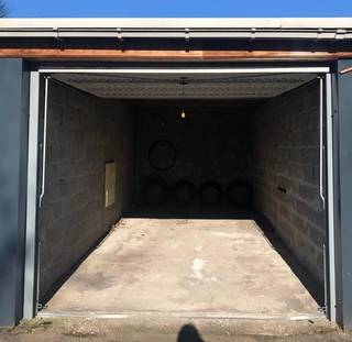 Afgesloten garage gelegen in het centrum van Geel.- Huurwaarborg: €250 (te blokkeren bij Korfine). Indien voor opslag €500 waarborg.- Huurprijs:...