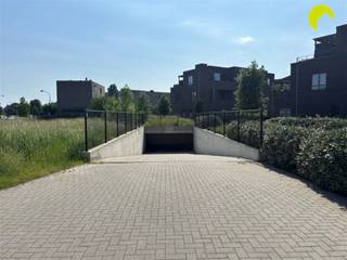 In het nieuwbouwcomplex "Residentie Park Zuid" vlakbij de Herentalsebaan in Wommelgem verhuren we deze ruime autostaanplaats met een...