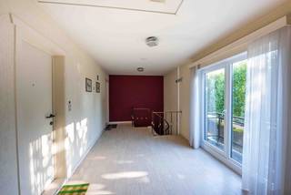 Ontdek dit<span><strong> ruim appartement van 97 m</strong></span>² op de <span><strong>2de verdieping van Residentie Ter Wilgen</strong></span>.<br />Dankzij de<span><strong> rustige ligging</strong></span>, op wandelafstand van winkels en het <span><strong>natuurgebied De Zavelput</strong></span>, geniet u hier van een ideale combinatie van <span><strong>comfort en bereikbaarheid</strong></span>.<br />Het appartement beschikt over een<span><strong> lichtrijke leefruimte met open haard</strong></span>, een <span><strong>aparte keuken, 2 slaapkamers</strong></span>, waarvan één met <span><strong>ingemaakte kasten </strong></span>en de andere met een <span><strong>gezellig balkon</strong></span>, een praktische berging/wasplaats, een apart toilet en een <span><strong>badkamer met dubbele lavabo, regendouche en handdoekradiator</strong></span>.<br />Extra comfort wordt geboden door de aanwezige <span><strong>airconditioning, zonnescreens, aardgasverwarming </strong></span>en een <span><strong>private kelderberging</strong></span>.<br />Het appartement is<span><strong> instapklaar</strong></span>, al kan het wel een <span><strong>kleine opfrissing</strong></span> gebruiken.<br />Momenteel is het appartement reeds 3 jaar verhuurd. Bij de aankoop is <span><strong>één garagebox verplicht aan te kopen voor € 15.000</strong></span>, met de mogelijkheid om een 2de garagebox optioneel bij te kopen.<br /><u>Bepaalde foto's werden digitaal geoptimaliseerd met AI (verwijderen van persoonlijke spullen..)</u><br />EPC : 373 en UC : 2383852<br />Wenst u een bezoek ? Contacteer Peter : 0496/176878