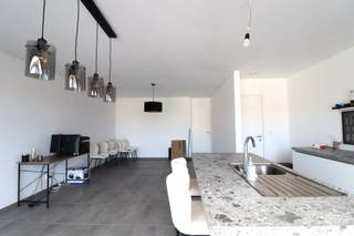 Bent u opzoek naar een nieuwbouw appartement met één slaapkamer, terras en autostaanplaats in Temse-Velle? Lees en kijk dan snel even verder!Dit...