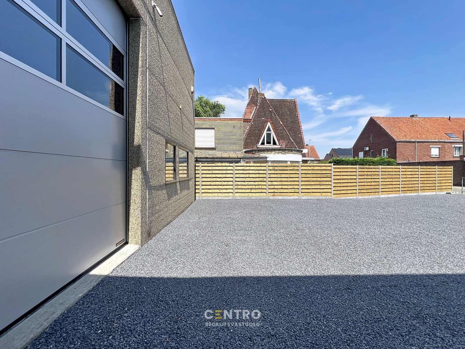 Instapklaar bedrijfspand (±345 m²) met magazijn, kantoor én 4 verhuurbare opslagunits, 1 garage en ruime parking op 603 m²  te INGELMUNSTER! - foto 4