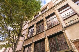 KARAKTERVOL 16E-EEUWS STADSHUIS IN HET HISTORISCH HART VAN DE STADWonen in een stukje geschiedenis, met ruimte voor jouw toekomstvisie.In een van de...