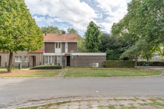 <strong>Op te frissen 2slpk-woning op gunstige locatie te Turnhout</strong><br />EPC: D-label | 2 ruime slaapkamers | Aangename tuin | Zonnepanelen<br /><br /><strong>Indeling:<br /></strong>Deze op te frissen gezinswoning is gelegen in een rustige buurt in Schorvoort (Turnhout). In de nabije omgeving bevinden zich scholen, winkels, invalswegen en een speelpleintje.<br /><br />We betreden de woning via de inkomhal, dewelke toegang verleent tot de leefruimte en keuken. Dankzij de grote raampartij geniet de leefruimte van veel lichtinval en een aangenaam zicht op de tuin. De keuken is uitgerust met een gasvuur, vaatwasser, dampkap. Verder biedt het gelijkvloers nog een apart toilet, een inpandige garage en een ruime wasplaats/berging. <br /><br />Op de eerste verdieping vinden we twee volwaardige slaapkamers en een badkamer terug. De badkamer is voorzien van een ligbad, toilet en een badkamermeubel met dubbele wastafel. Ook een extra berging/bureauruimte ontbreekt hier niet.<br /><br />Als troef geniet de woning van een tuin, met tuinberging, waar je een hele fijne plek van kan maken.<br /><br /><strong>Algemeen: </strong><br />- EPC: Kwh/m²jaar<br />- Zonnepanelen aanwezig<br />- Inpandige garage<br />- Tuin met tuinhuis<br />- Rustige buurt