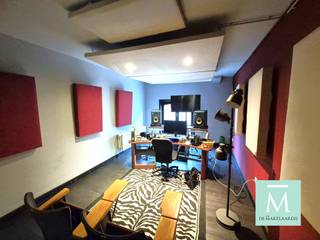 <p><span>Kantoor te huur in super toffe omgeving!</span></p><p><span>Op zoek naar een inspirerende werkplek met veel uitstraling in het centrum van de historische stad Mechelen? Dan is deze kantoorruimte (51m² + 36 m²)met aparte lounge zeker wat u zoekt. </span></p><p><span>Het kantoor is gelegen in een imposant gebouw, waar het muziek- en videoproductiehuis Motormusic gevestigd is.Hierdoor is deze kantoorruimte ideaal voor ondernemers, freelancers en creatievelingen....</span></p><p><span>Je kan eveneens gebruik maken van de superleuke lounge met open keuken, lounge, biljarthoek. Ook is er een heel fijne tuin aanwezig, zodat u onder het team of met uw klanten kan genieten van deze mooie binnentuin.</span></p><p><span>Door de ligging komt u in contact met zeer veel ondernemers, zodat u aan inspiratie geen gebrek heeft.</span></p><p><span>Interesse? Bel of mail ons voor meer info of een bezoek! (info@demakelaardij.be of 015/20.20.82)</span></p>