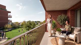 Ontdek dit nieuwbouwappartement op de tweede verdieping van L’Orée, een exclusief en kleinschalig woonproject met slechts 14 appartementen in de groene wijk Neerpede, Anderlecht.
Het appartement beschikt over een bruto woonoppervlakte van 75 m², één slaapkamer en één badkamer. Het ruime terras van 12 m² biedt alle ruimte om buiten te ontspannen of gezellig te tafelen.
L’Orée ligt op een volledig omheind, groen en autoluw domein met een gemeenschappelijke binnentuin, ontworpen door een landschapsarchitect. Dankzij geothermie woon je volledig gasvrij en geniet je van energiezuinige verwarming en koeling, wat helpt om je energiefactuur laag te houden. Ook de mogelijkheid om een laadpaal te voorzien, draagt bij aan toekomstgericht wooncomfort.
De groene omgeving van Neerpede biedt rust en ruimte, met Brussel, metro Erasmus en belangrijke verbindingswegen binnen handbereik.
Een mooie kans voor wie luxueus, energiezuinig en groen wil wonen, vlak bij de stad.
Vraag vandaag nog meer informatie aan en ontdek de plannen van dit appartement.
Ontdek het project op onze website: https://www.zabra.be/nieuwbouwproject-te-koop/loree-anderlecht