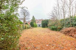 In de Stationsstraat, de winkelas van Sint-Niklaas, bevindt zich dit uitzonderlijk ruime handelspand met bovenliggende woonst, grote tuin, garages...